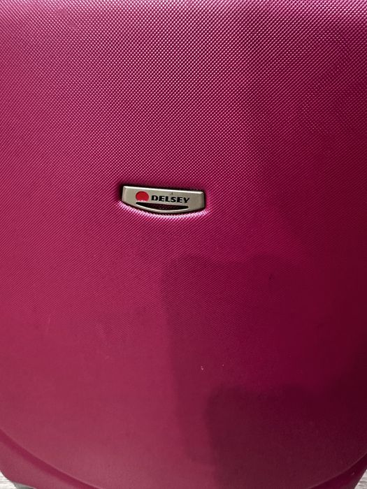 Продам чемодан DELSEY