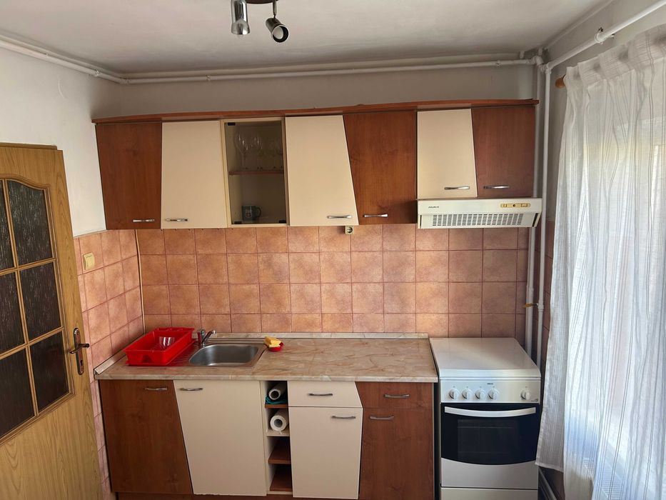 Ofer spre inchiriere garsoniera