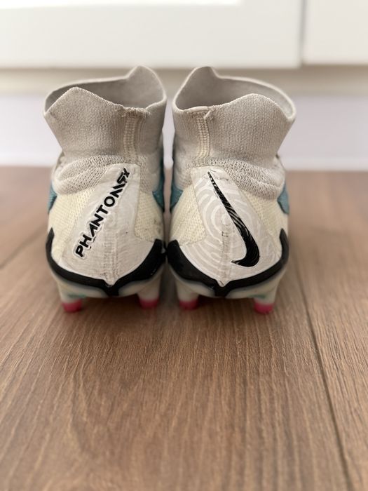 Футбольные бутсы Nike