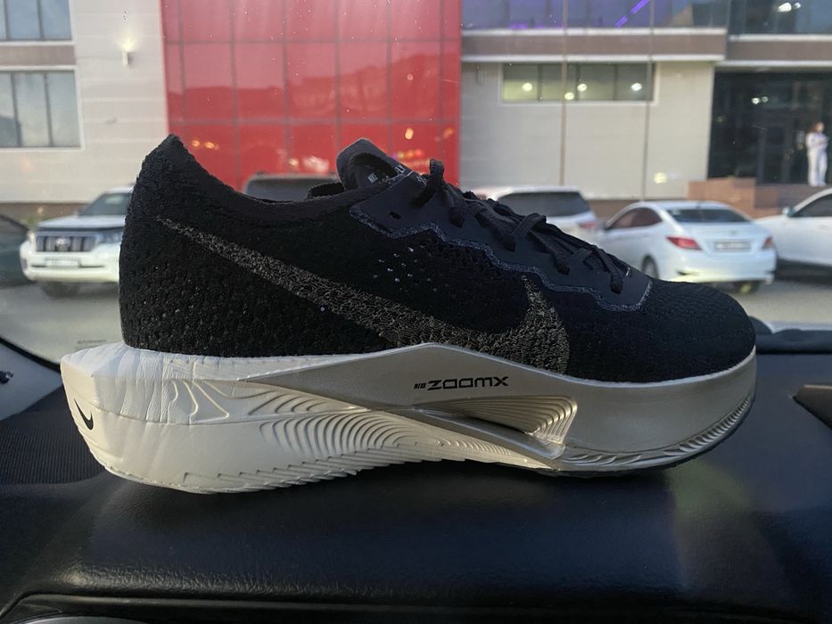 Продам две пары кросовок новые