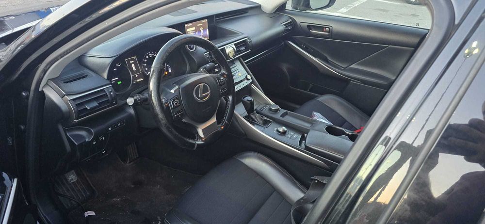 Vand Lexus IS300h 2018 2.5L Hibrid