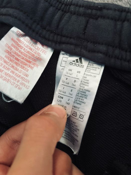Продавам панталон Adidas