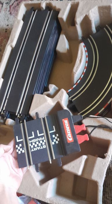Set complet pistă de curse Carrera GO!!! Build 'N Race 6.2m - cu mașinuțe