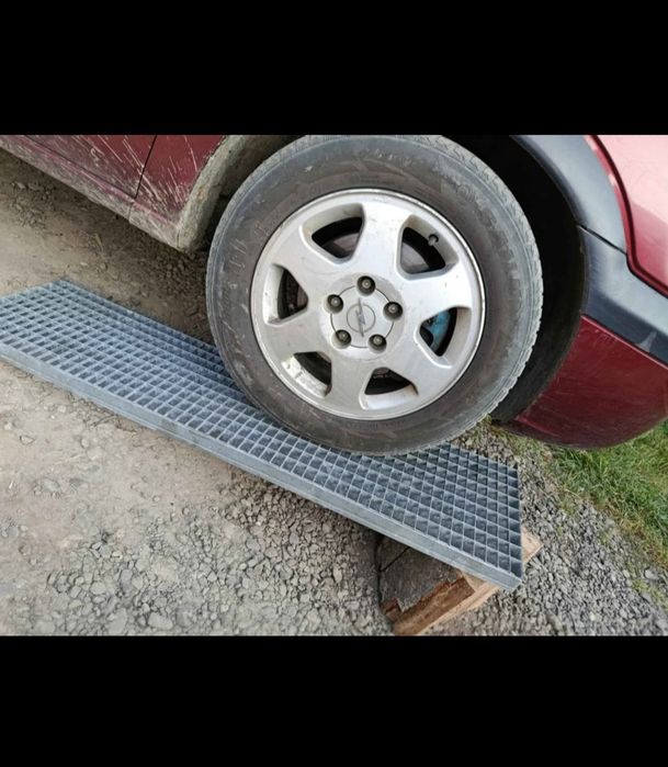 Trepte metalice și grătare galvanizate la diferite dimensiuni debitam