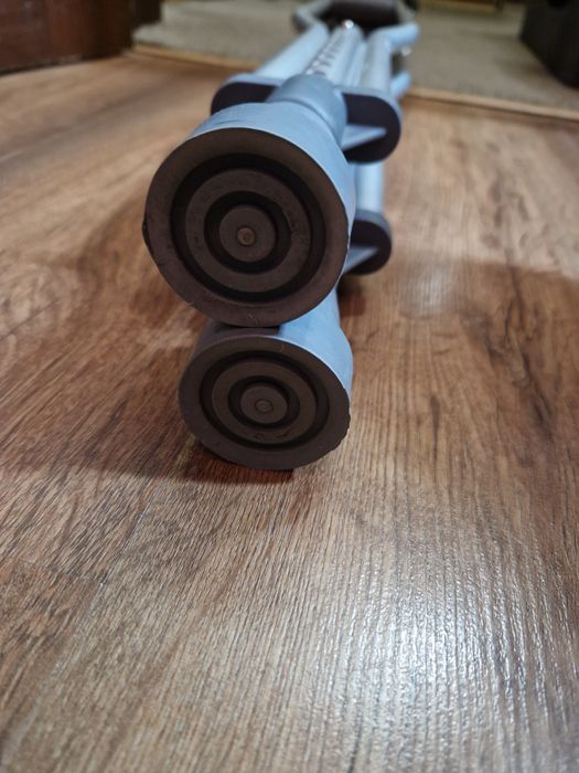 Продавам чистонови патерици и ортеза за фиксация на глезен