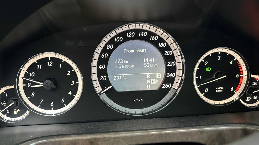 Автомобил Mercedes E350 2011г.