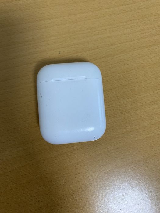 Продаю AirPods второго поколения