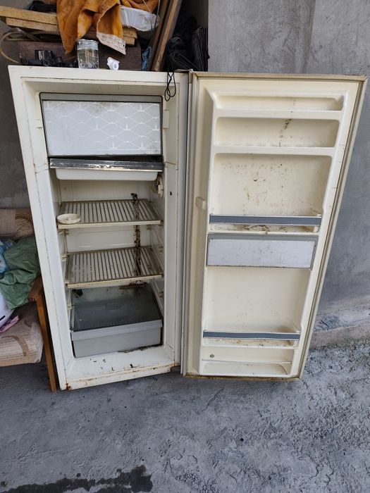 Продаются газ плиты и холодильники оптом.