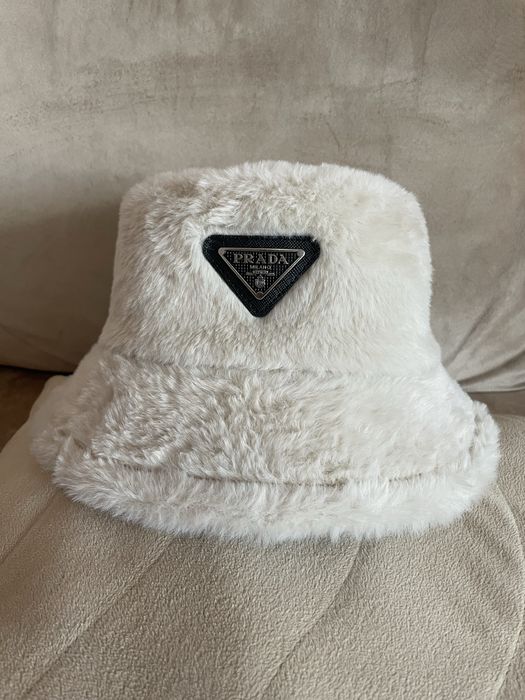 Зимна дамска шапка Prada