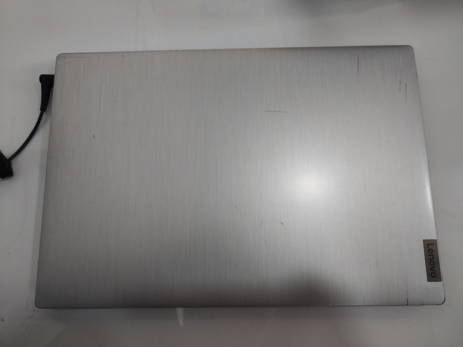 Noutbook sotiladi. Lenovo