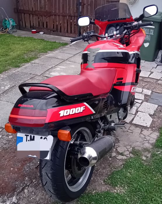 Vînd CBR 1000 F..
