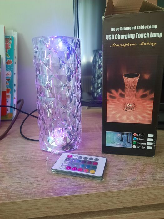 Lampa cu telecomanda,cu culori diferite.