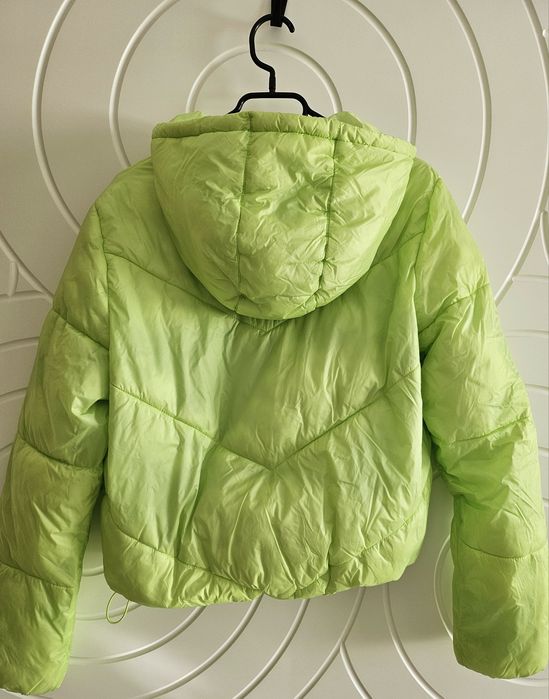 Яке в електриково зелено