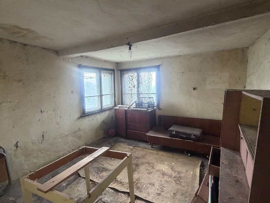 Двуетажна къща в село Челопек . Къщата е на два етажа с по три стаи на етаж , вътрешно стълбище и 700 квадрата двор. За ремонт