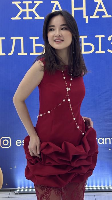 Платье с открытыми плечами. Подойдет на выпускной вечер