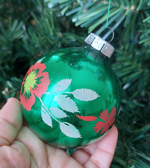 Красивая елочнач игрушка