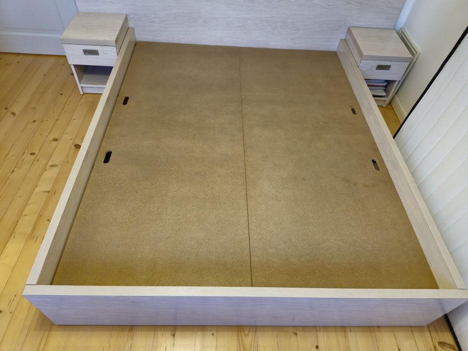 Vând pat matrimonial cu spații de depozitare + 2 comode (noptiere)