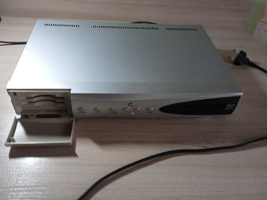 Тюнер рабочий в хорошем состоянии