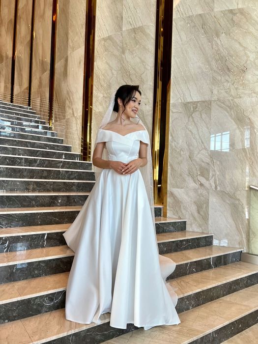 Свадебное атласное платье