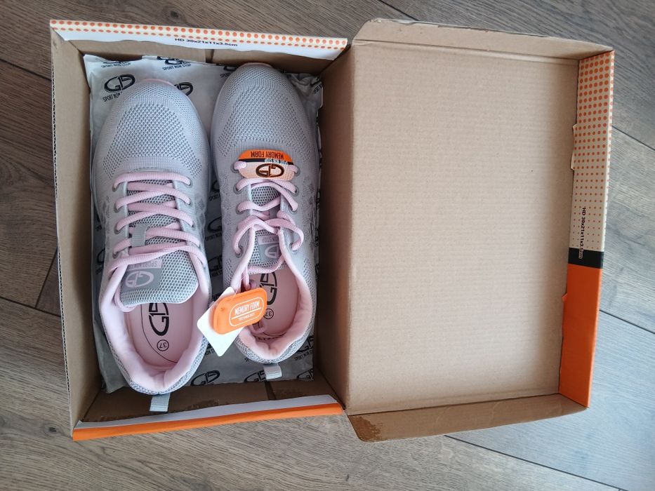 Кроссовки и босоножки женские