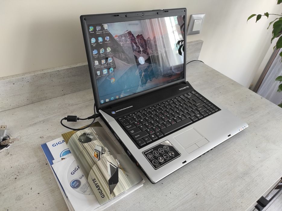 Лаптоп GIGABYTE W566U-Core Duo T5550