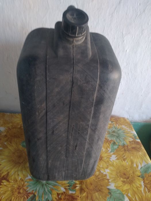 Продаётся канистра 25 литровая.