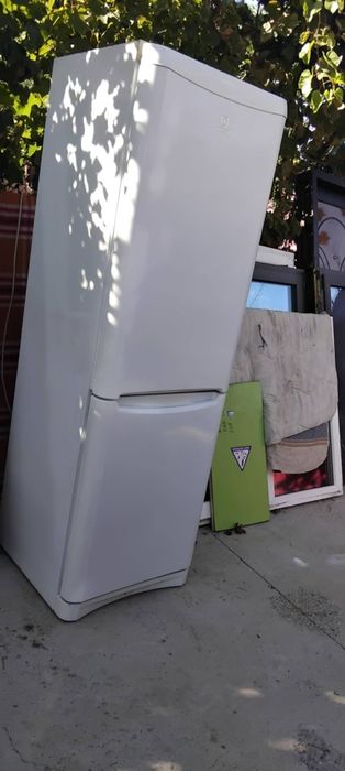 Vînd Combină frigorifică Indesit