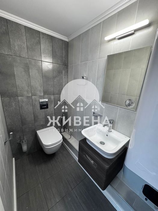 Продава триетажна къща с басейн в с.Оброчище