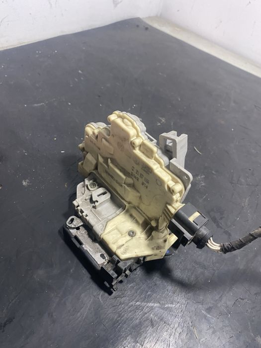 Beoasca usa dreapta fata Volkswagen Vw Passat B6 B7 3C1837016A