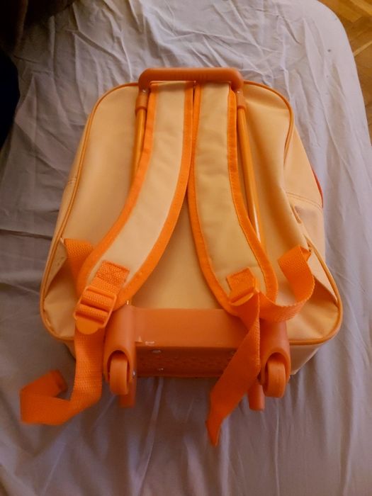 Детска раничка с колелца ,нова