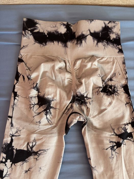 Бежов клин с черен тай-дай принт – спортен и модерен