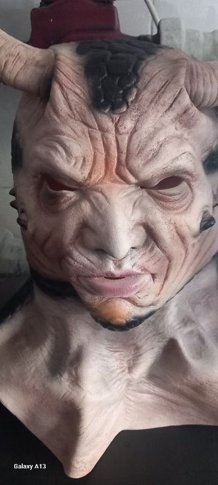 Продавам нова гумена маска..