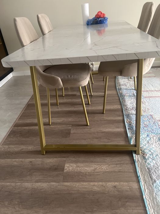 Стол  имеется 8 стуля бежевом цвете