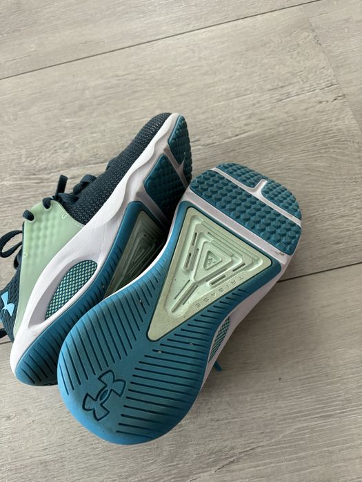 Vand pantofi sport Under Armour marimea 37
