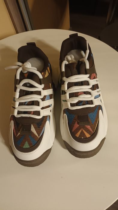 Vând pantofi unisex talpa groasa