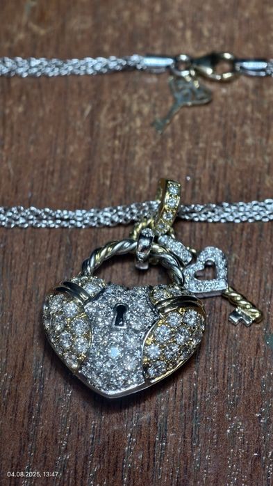 Кулон с бриллиантами  Love