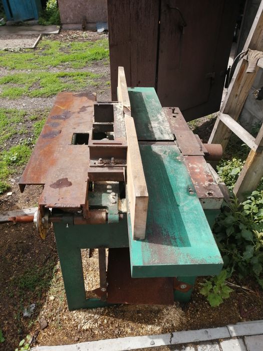 Продам станок деревообрабатывающий.