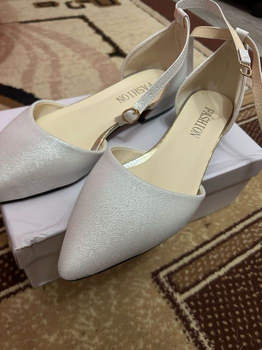 Продам туфли новые 38-39