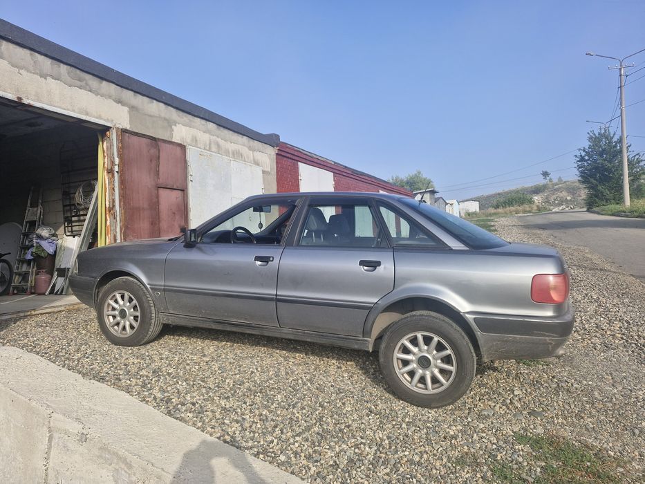 Автомобиль AUDI 80 B4