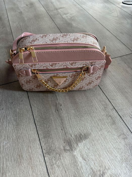 Дамска чанта GUESS