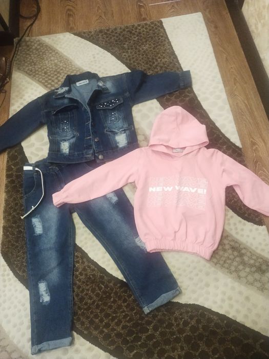 Продам джинсовый костюмчик для девочек