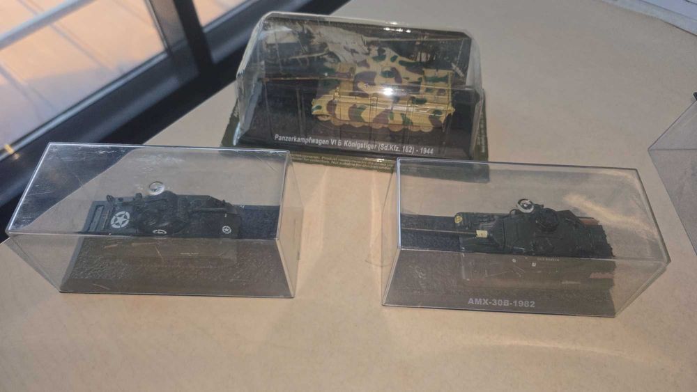Колекция от колички-военни машини, размер 1:72