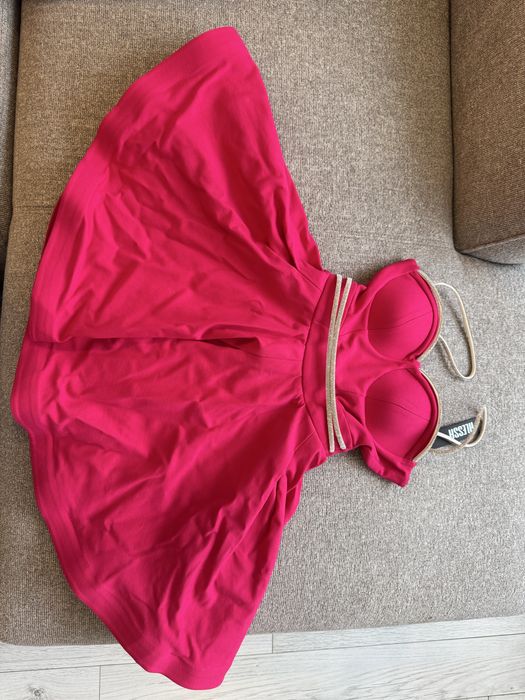 Розова рокля с детайли