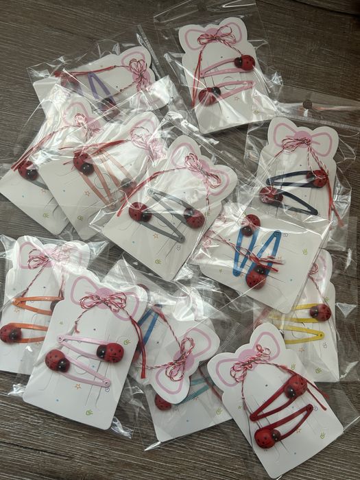 Lot martisoare 10 sabloane cu 2 agrafe buburuza