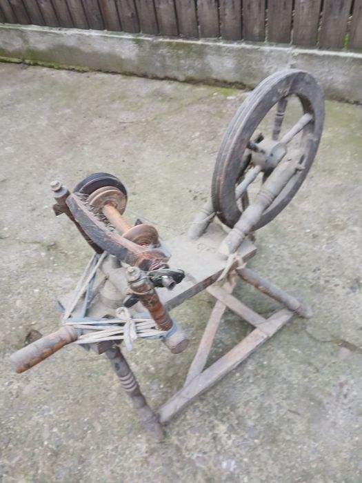 Vând razboi de țesut , sucală , mașină de tors sau de răsucit