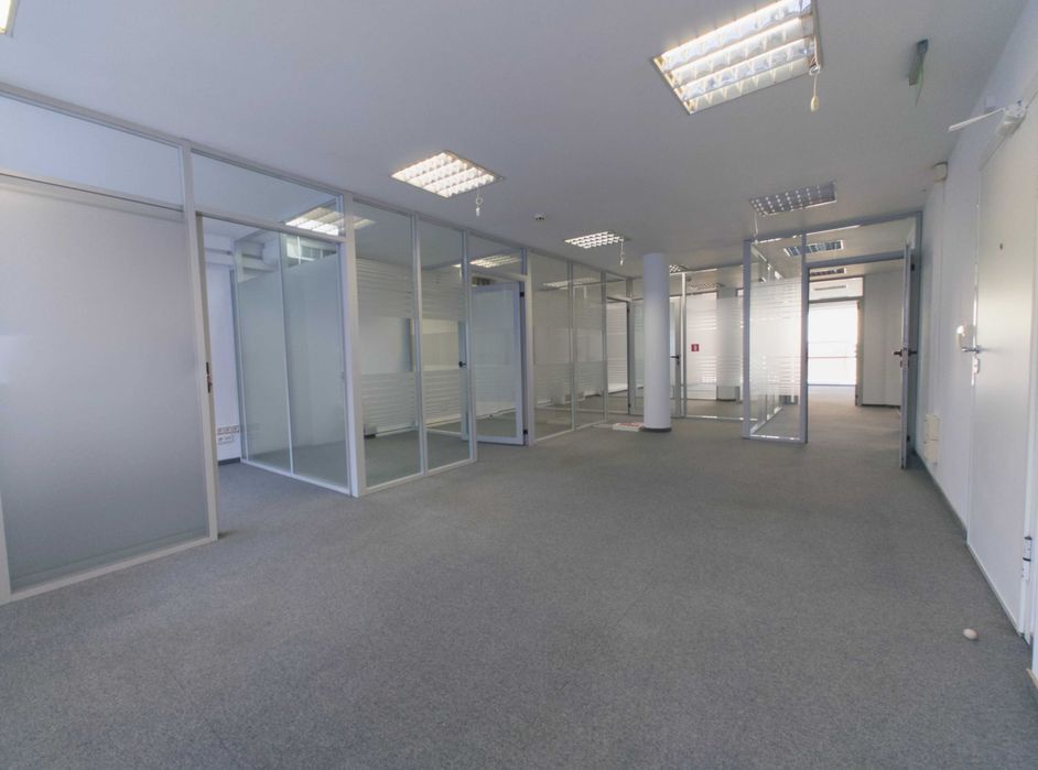 Офис под наем: 500 кв.м. в модерна бизнес сграда до НДК