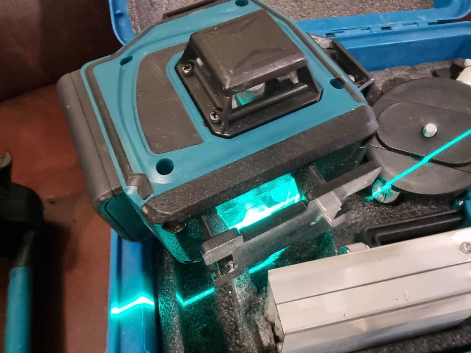 Лазерен нивелир, зелен цвят