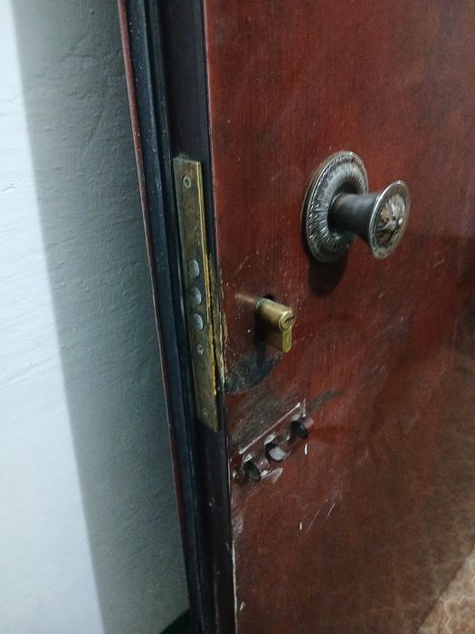 Металлическую дверь