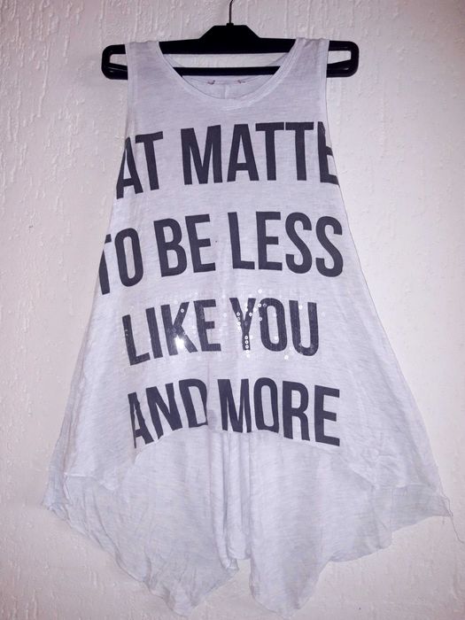 Бял потник с тъмносив надпис и прозрачни пайети