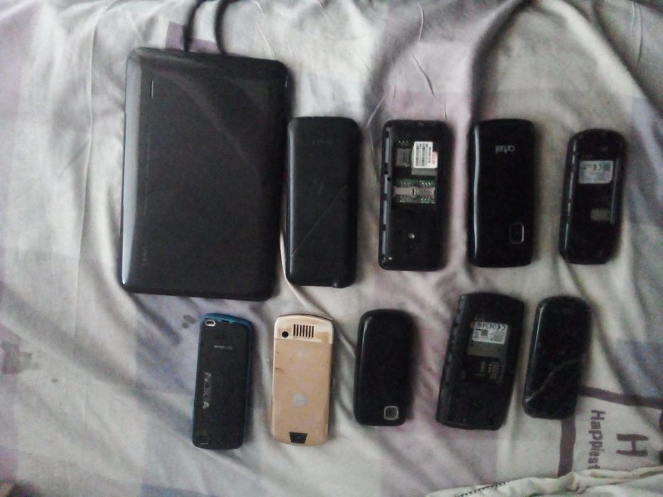 Телефоны и плашет на запчасть.
